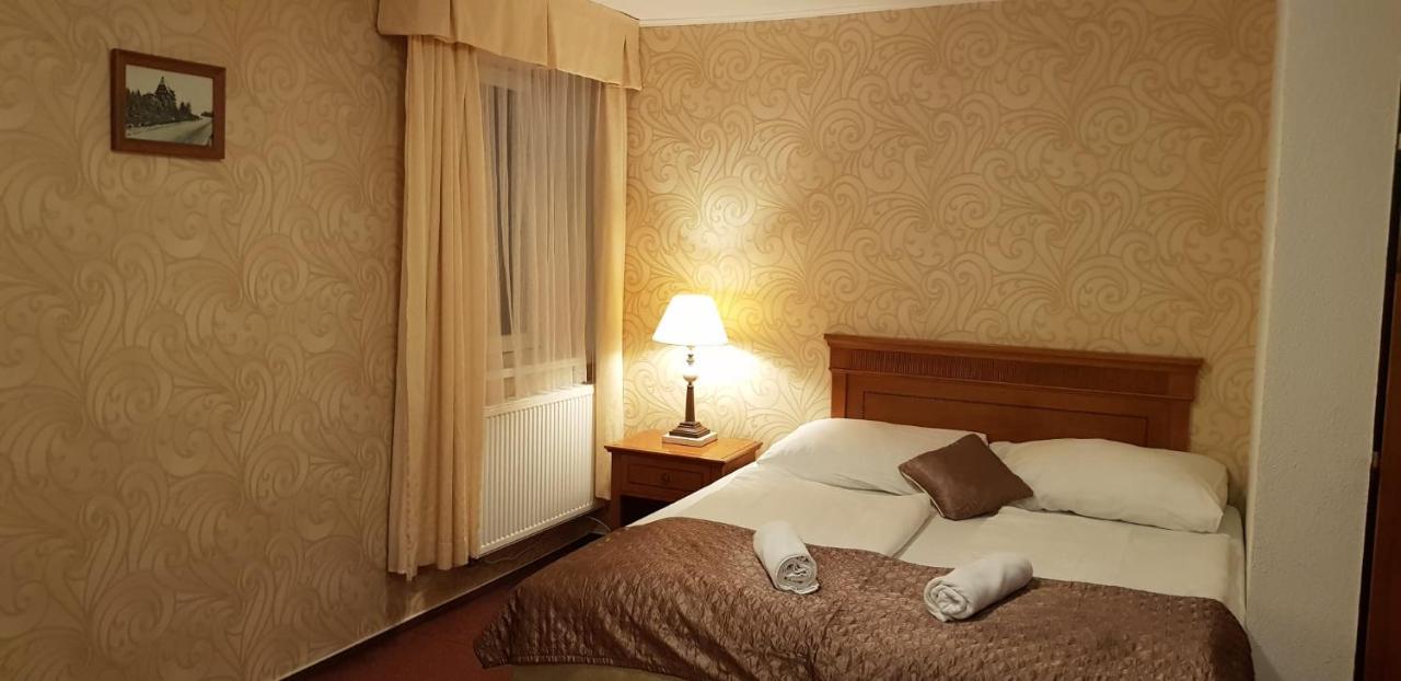 Hotel A Restaurace Pomezi Cinovec Экстерьер фото